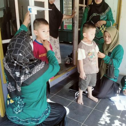 Meningkatkan Kesehatan Pada Anak Melalui Kegiatan Posyandu Di Desa Bawahan Seberang